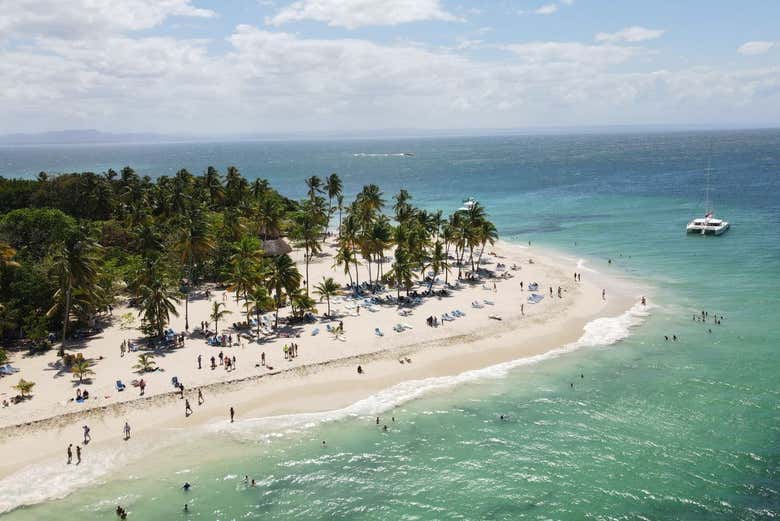 La playa de Cayo Levantado en vista aérea
