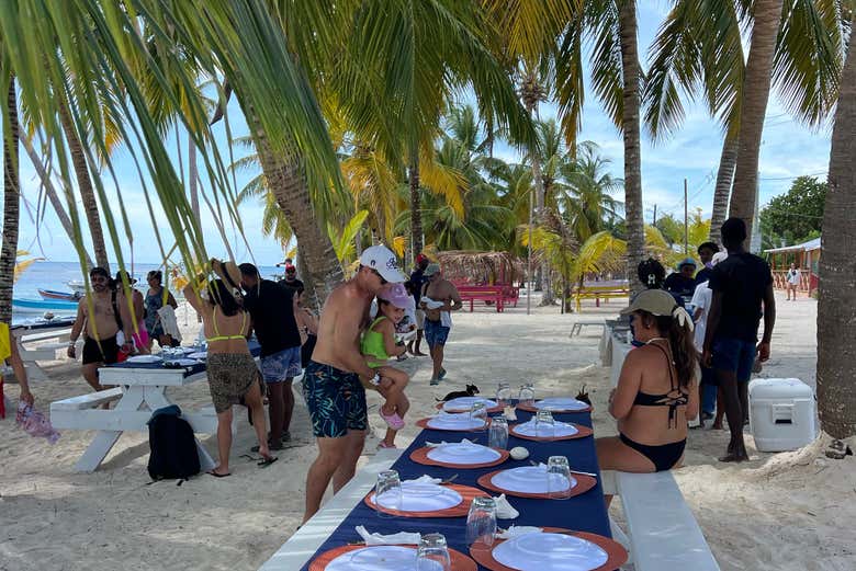 Saboreando un almuerzo caribeño frente al mar
