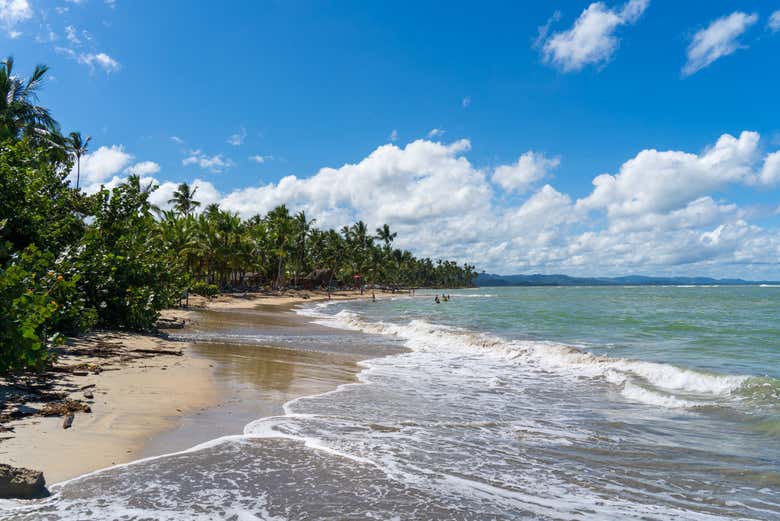 Os podréis relajar en la paradisíaca Playa Esmeralda