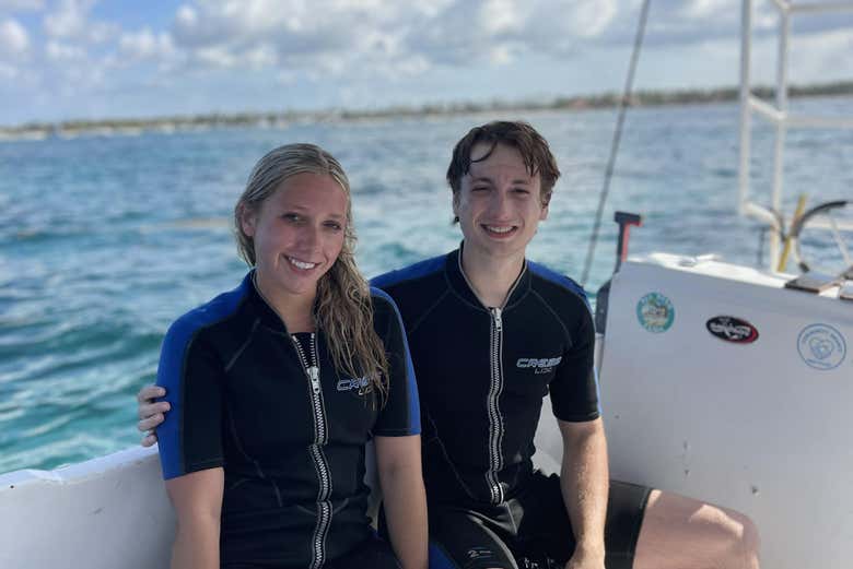 Preparados para la experiencia de buceo 