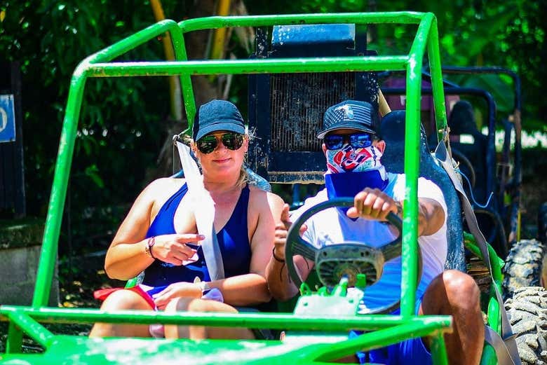 Recorriendo los alrededores de Punta Cana en buggy
