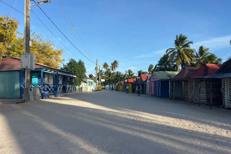 Paseando por las calles de la isla Saona