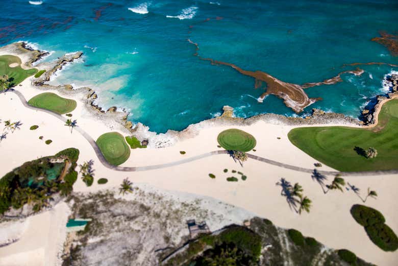 Divisando los campos de golf desde el helicóptero