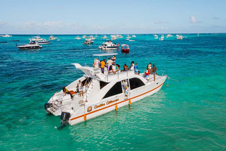 Fiesta a bordo de un catamarán