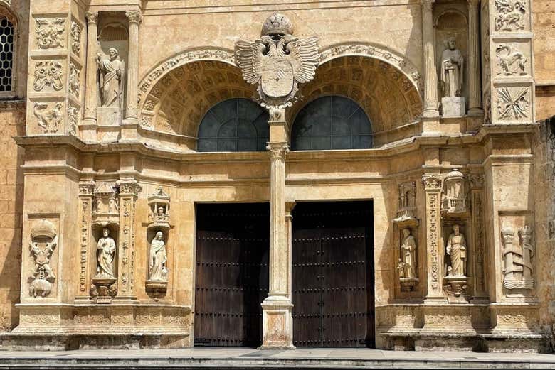A monumental entrada da Catedral Primada da América