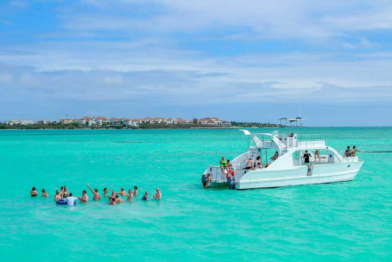 Durante el paseo en catamarán por la costa de Cap Cana