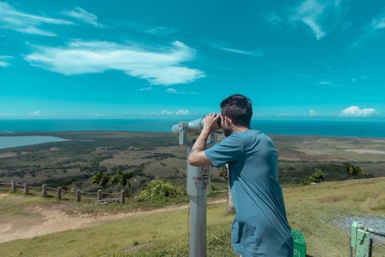 Un chico contemplando el paisaje por un telescopio
