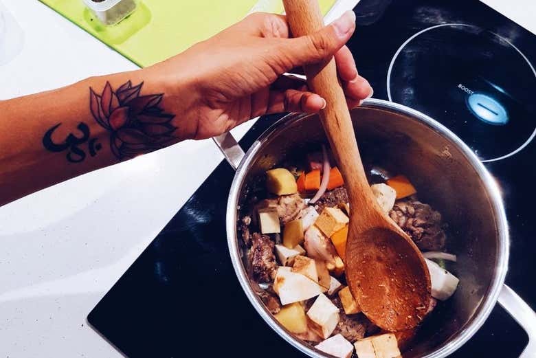 Sancocho feito no fogo baixo
