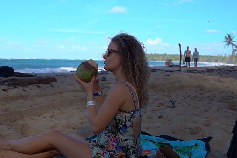 Tomando um coco fresco na praia