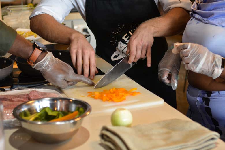 Cortando diferentes ingredientes