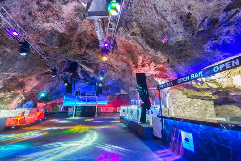 De fiesta en una cueva