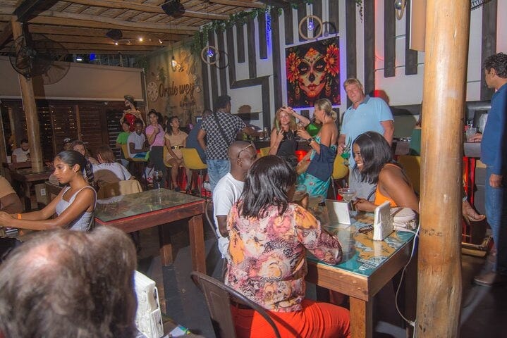 Disfrutando de un bar de Punta Cana