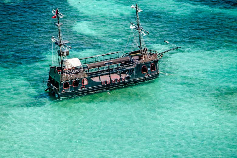 Admirando as águas cristalinas do barco pirata