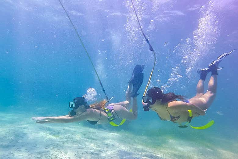 Disfrutando de la actividad de hookah diving