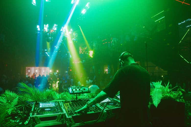 Disfrutaréis de DJs en directo