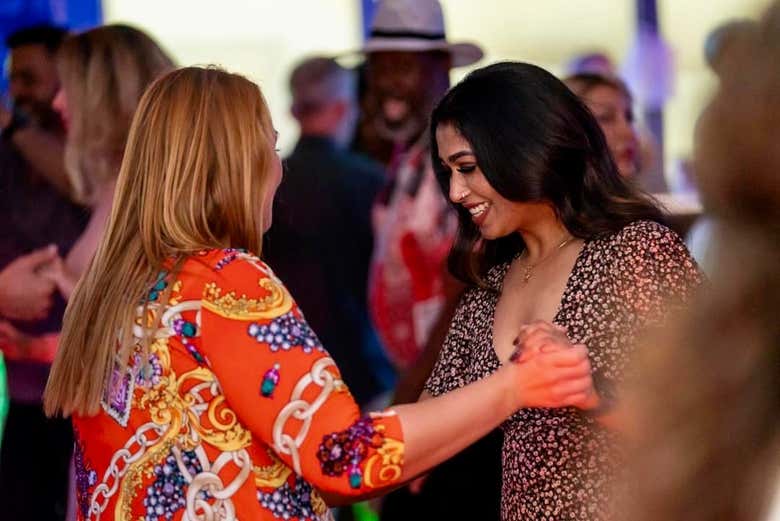 Duas mulheres dançando salsa