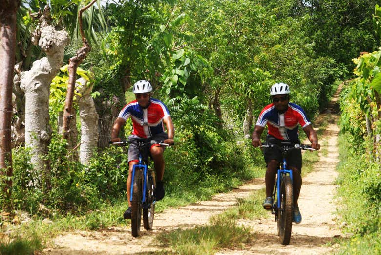 Disfrutando del tour en bicicleta