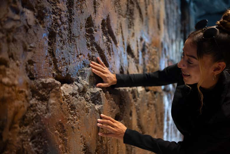 Exploration de la reconstitution d'une grotte de larimar