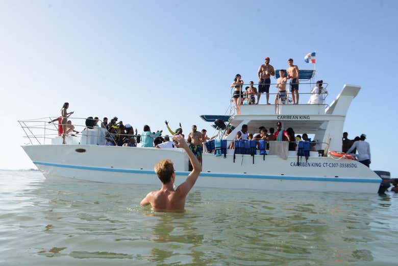 Durante la fiesta en el catamarán