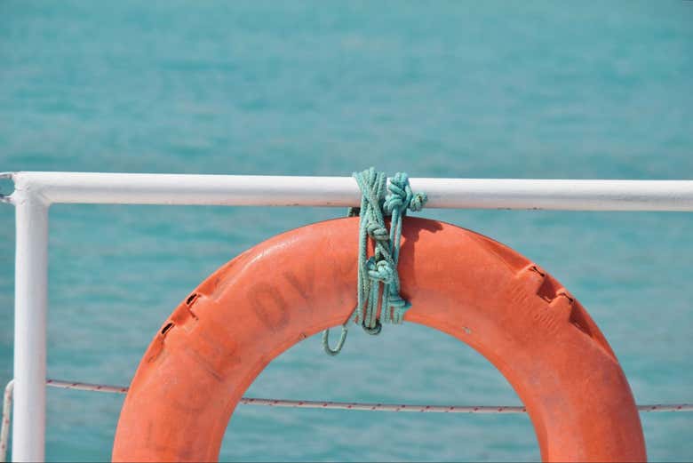 Un salvavidas en el catamarán