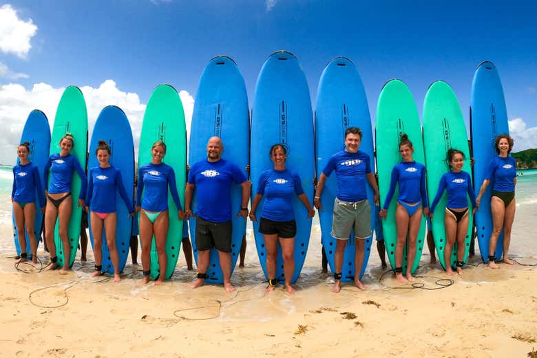 El grupo dispuesto a aprender a surfear