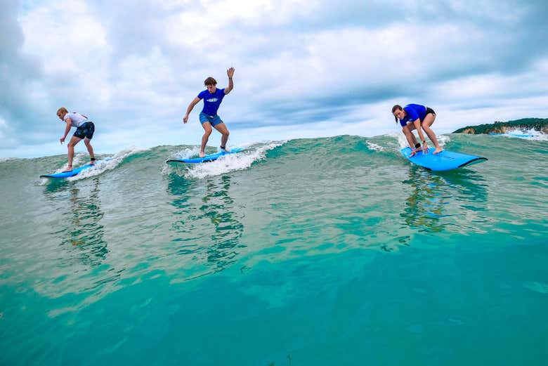 La clase de surf es perfecta para principiantes