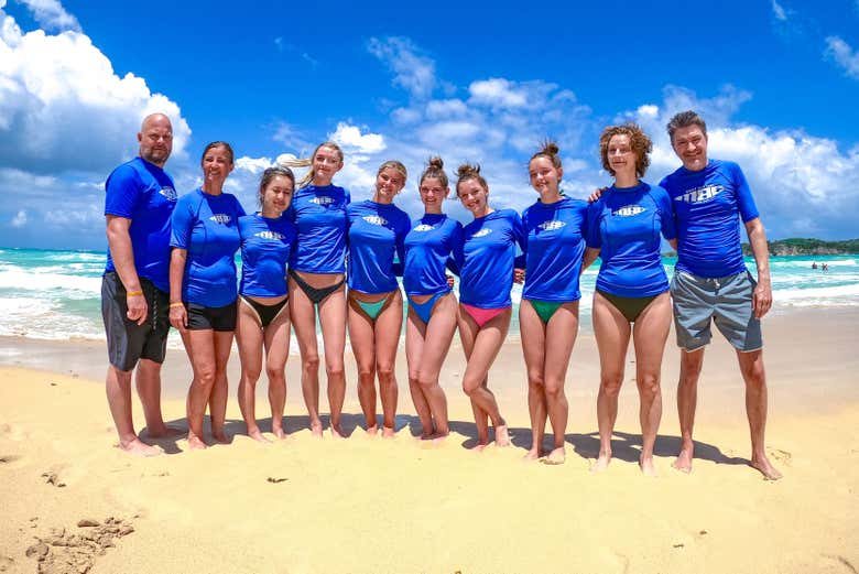 El grupo preparado para hacer surf