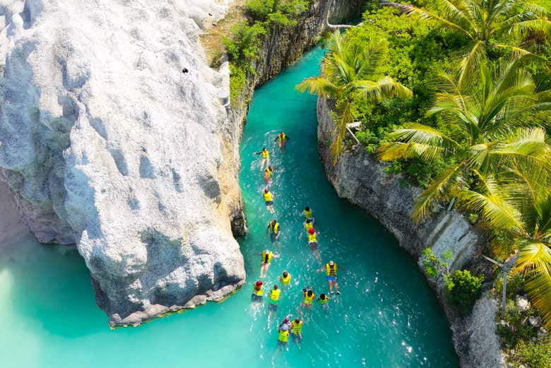 Explorando um cânion de águas cristalinas no parque aquático