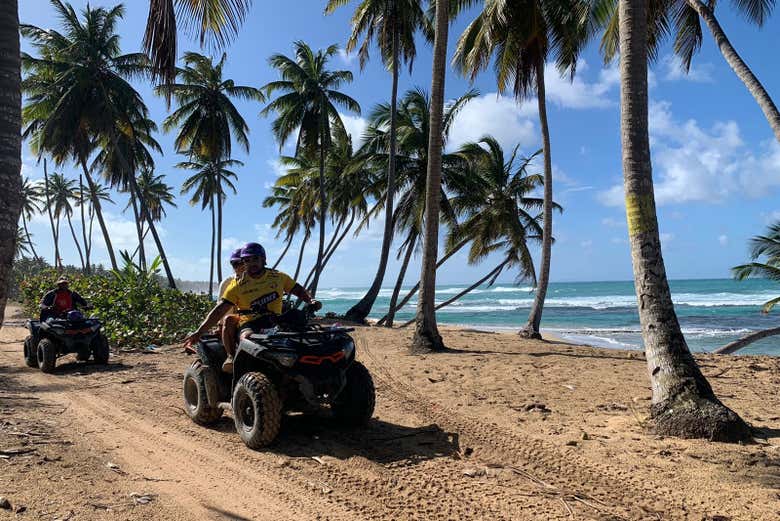 Disfrutando del tour en quad por la playa El Limón