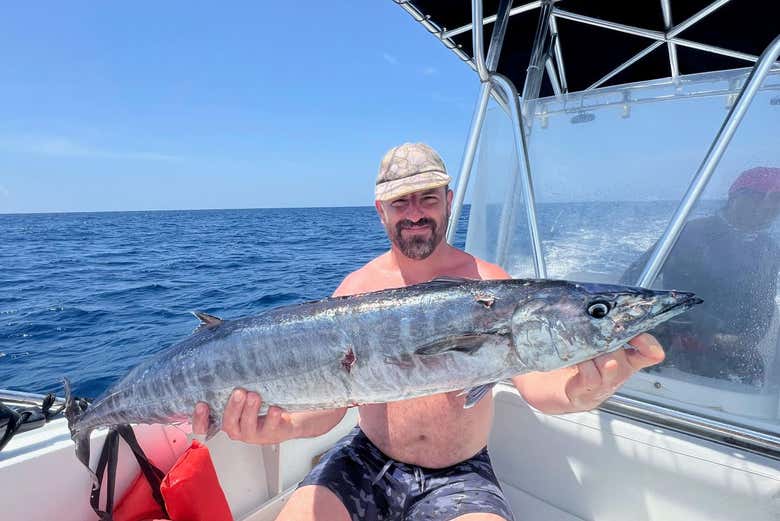 Un hombre feliz con la pesca