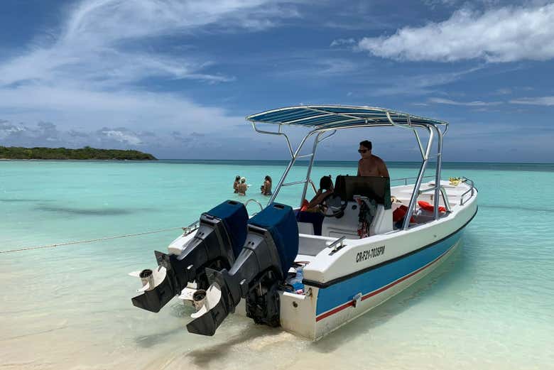 A lancha privada ancorada nas costas de Saona