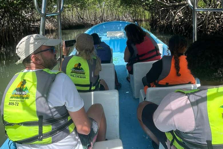 Durante o passeio de barco pelos manguezais