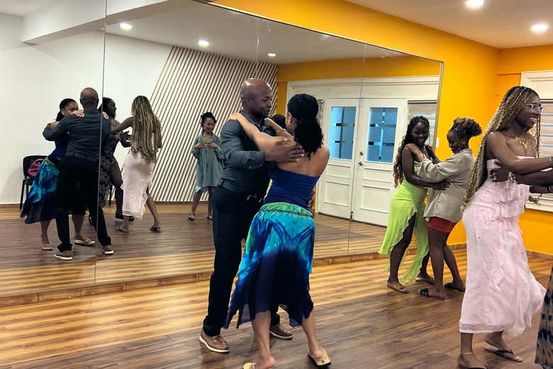 Alumnos aprendiendo durante la clase de baile 