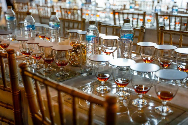 Mesa montada para a degustação de rum