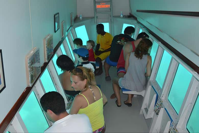 Pont d'observation du bateau avec vue sous-marine