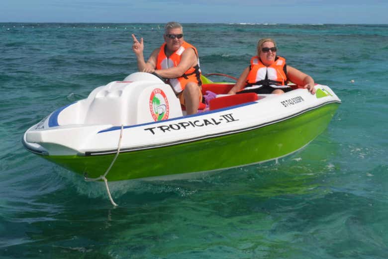 Navegando de lancha pelo Caribe