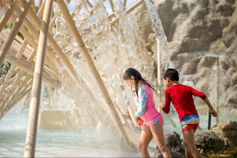 Niños jugando en las atracciones
