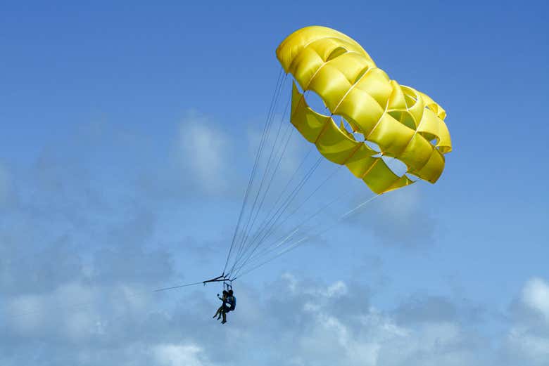 ¡Descargando adrenalina durante el parasailing!