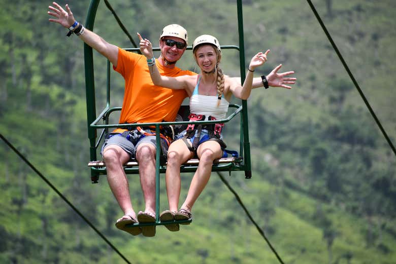 Subidos en el telesilla de Hacienda Park