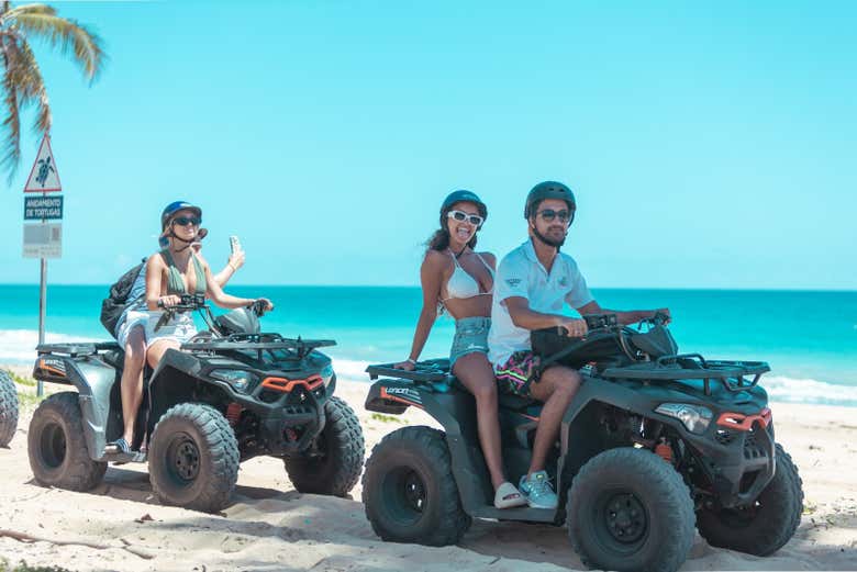 Disfrutando de la Playa Esmeralda en quad