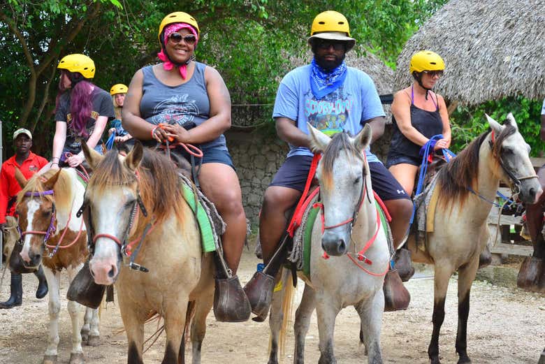 Dando um passeio a cavalo pelo Bavaro Adventure Park