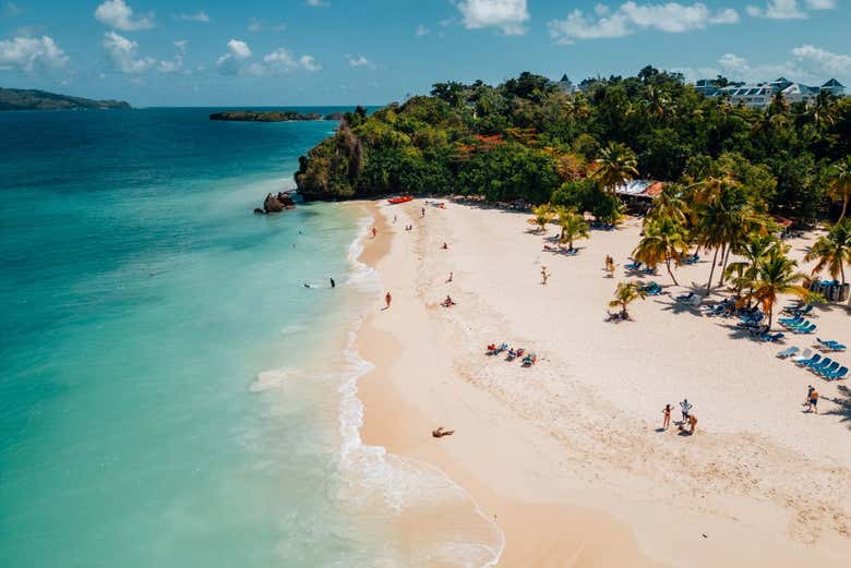 Panorámica de una playa en Samaná