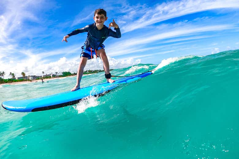 Un niño haciendo surf en la playa de Macao