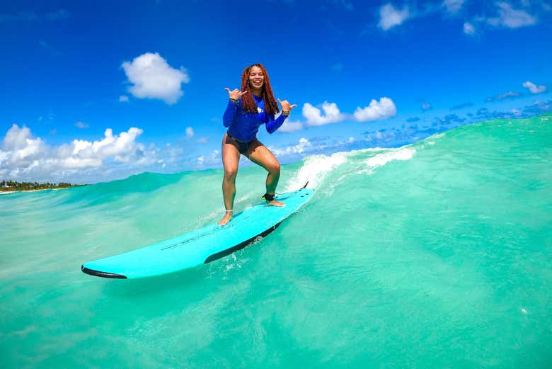 Haciendo surf en Punta Cana durante un curso privado