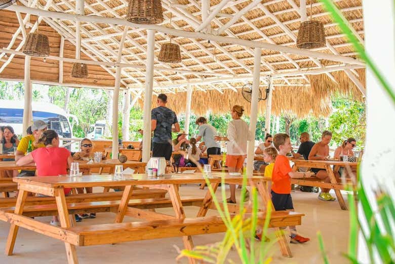 Descansando e comendo no rancho