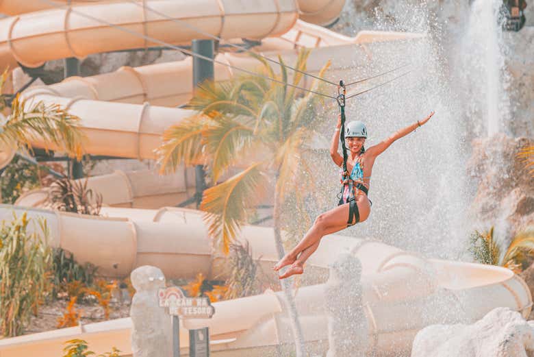Você vai liberar adrenalina nas tirolesas do parque!