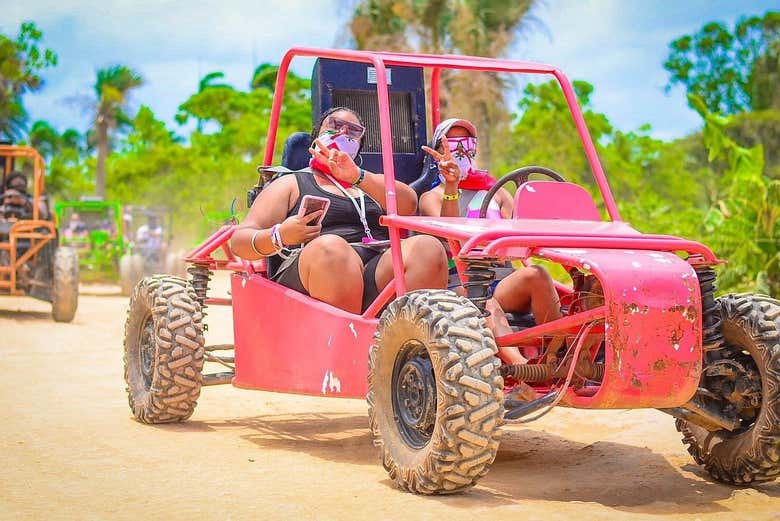 Disfrutando de la aventura en buggy