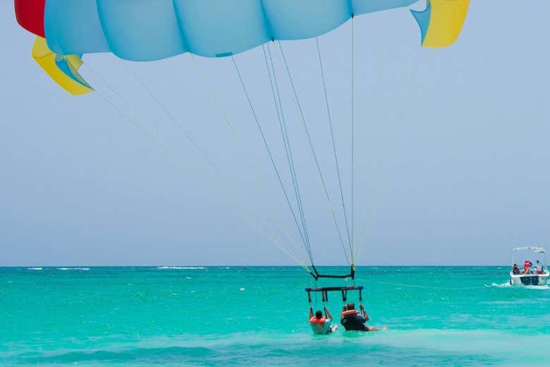Fazendo parasailing em Punta Cana
