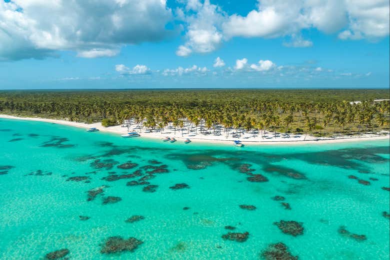 Vista aérea del mar cristalino y las playas de Saona