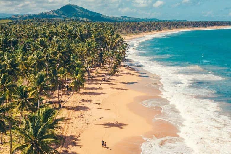 Vistas aéreas de la paradisíaca Playa Esmeralda